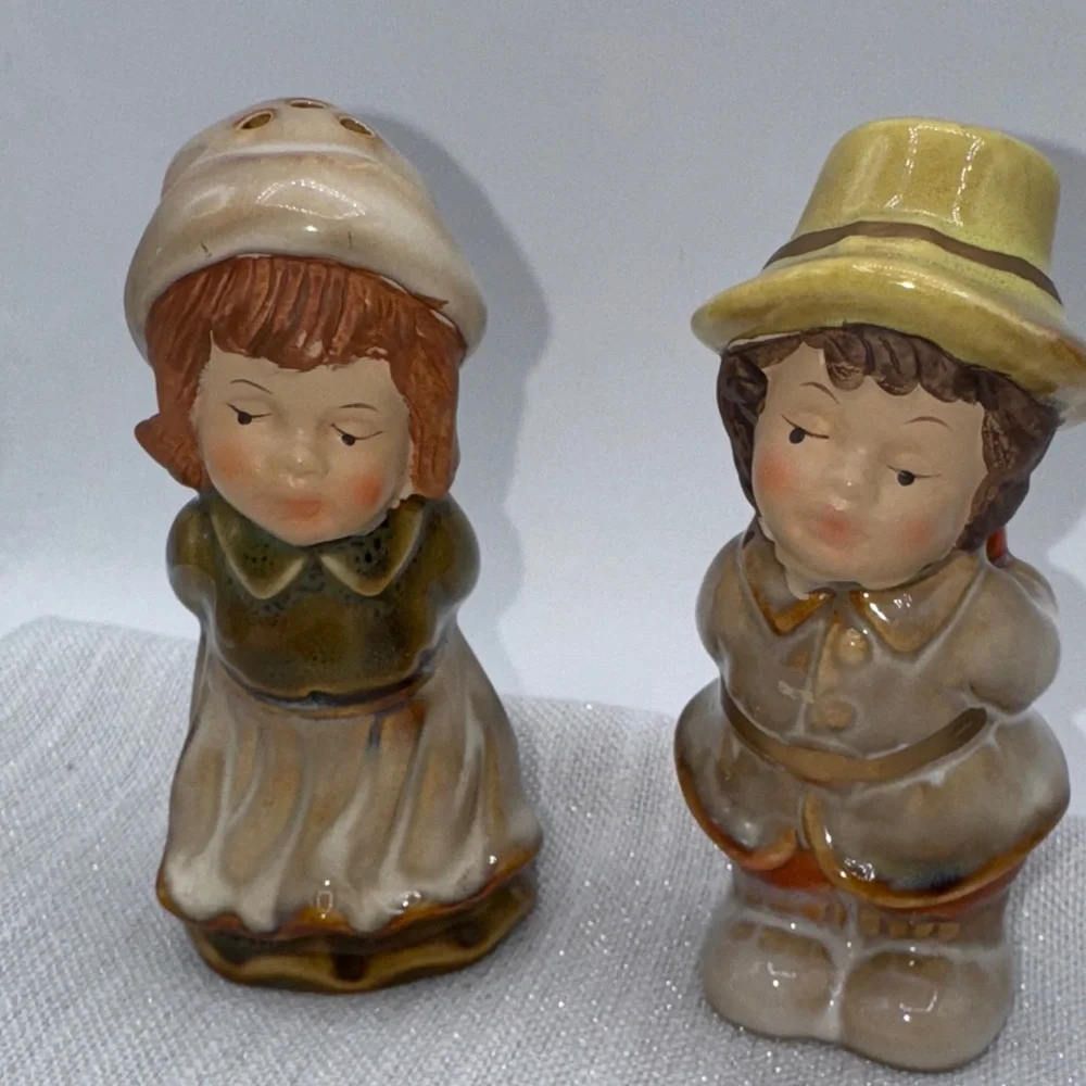Salt and pepper shakers pilgrims holding pumpkin & apple 4x2” stoppers attached